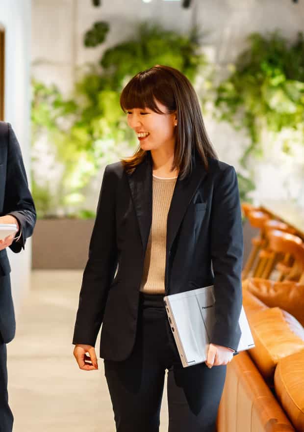 社内でスタッフとコミュニケーションの様子