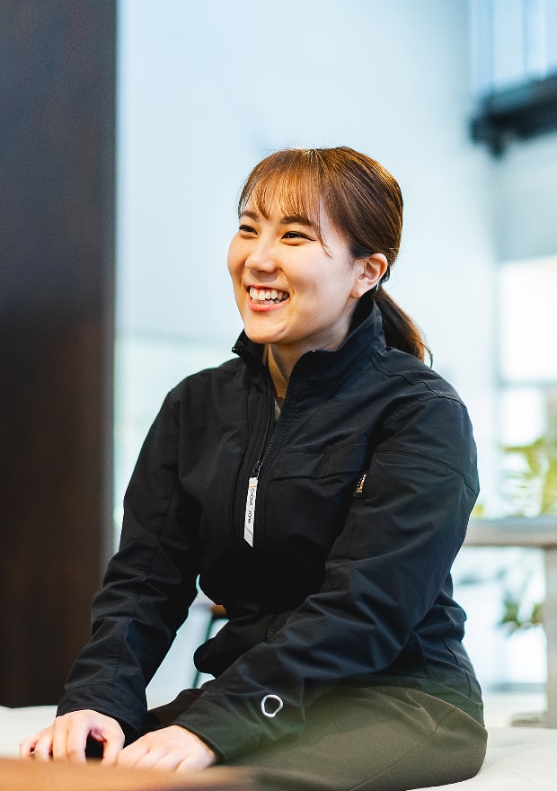 スタッフと笑顔で会話する様子