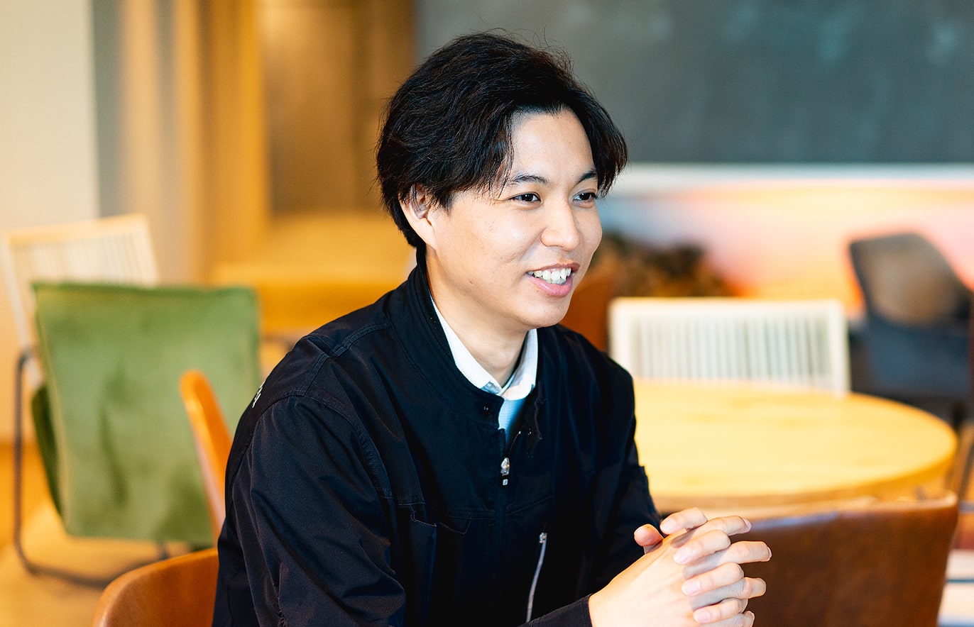 笑顔でインタビューを受ける様子