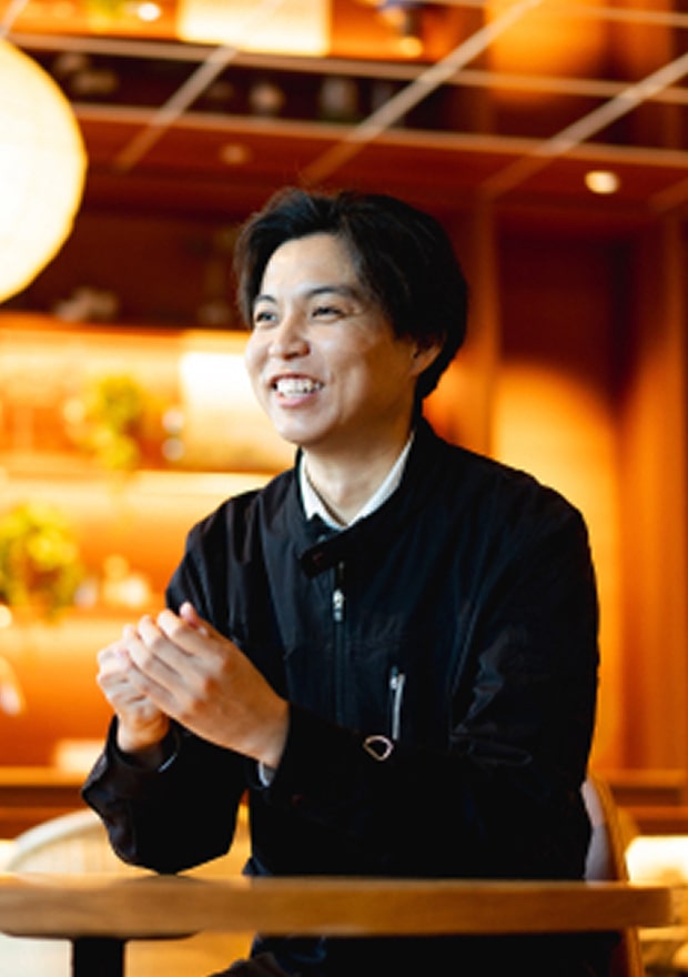 笑顔で会話をする様子